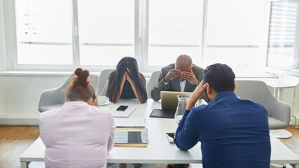 Business Leute sitzen verzweifelt in einem Meeting - obrazy, fototapety, plakaty