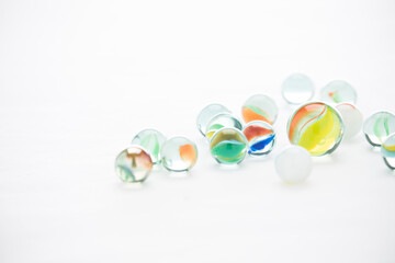 Fototapeta premium 白い背景に複数のビー玉