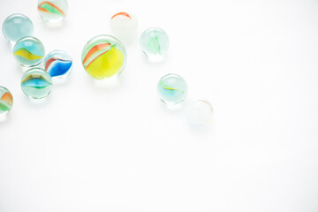 白い背景に複数のビー玉
