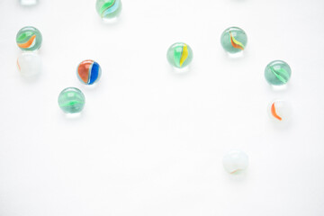 白い背景に複数のビー玉