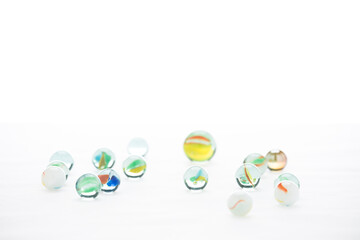 白い背景に複数のビー玉