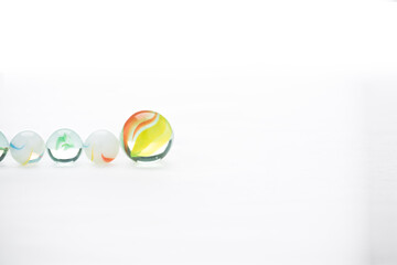 白い背景に複数のビー玉