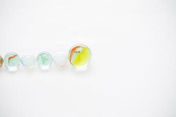 白い背景に複数のビー玉
