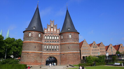 Fototapeta na wymiar Blick vom Holstentorplatz auf die Feldseite des Holstentors, Lübeck, Schleswig-Holstein, Deutschland