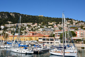Fototapeta na wymiar France, Côte d'azur, le port de plaisance, la ville de Villefranche sur Mer située sur une colline dominant la mer méditerranée, avec à son sommet le fort de Mont Alban.