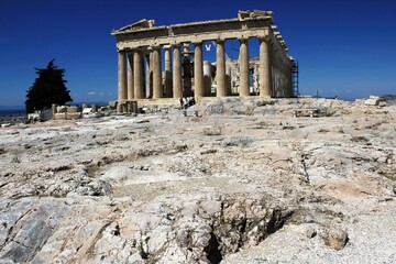 Obraz premium Greece, Athens, June 18 2020 - View of the archaeological site of the Acropolis with Parthenon temple in the background.