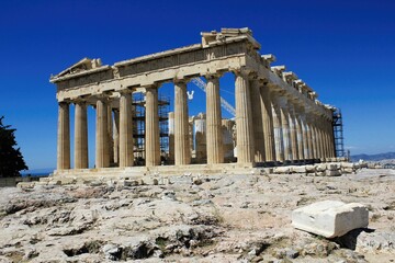 Obraz premium Greece, Athens, June 18 2020 - View of the archaeological site of the Acropolis with Parthenon temple in the background.