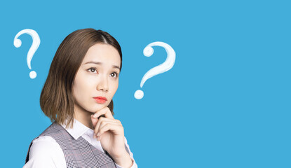 疑問を持つ女性　クエスチョンマーク