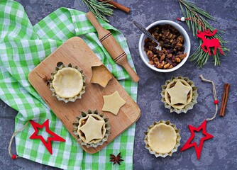 Fototapeta premium Step-by-step cooking of mince pies traditional British Christmas shortcrust pastry cakes stuffed with dried fruits, nuts and apples.