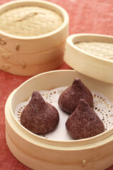 Steamed grainy bun