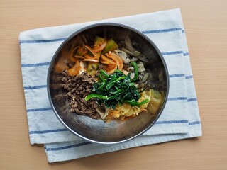 한국음식 소고기와 채소 비빔밥
