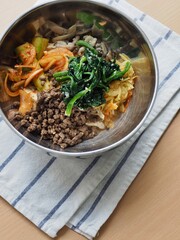 한국음식 소고기와 채소 비빔밥
