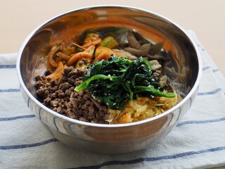 한국음식 소고기와 채소 비빔밥
