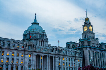 Obraz premium The modern and historic buildings at the bund of Shanghai, shot at sunset.