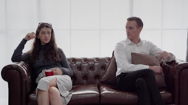 Nobility lovers sit on the sofa, they have a gesture, do not like to talk.
