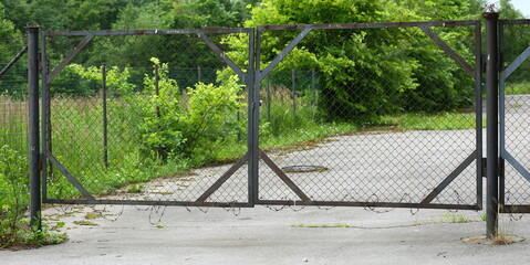 Closed metal lattice gates to the fenced territory