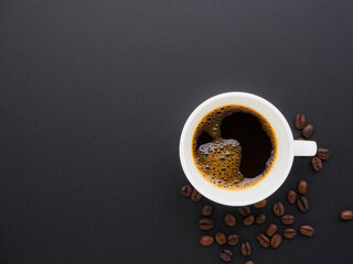 Obraz na płótnie Canvas Coffee cup and coffee beans