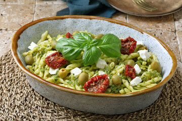 cibo vegetariano pasta con pesto olive pomodori  basilico spinaci