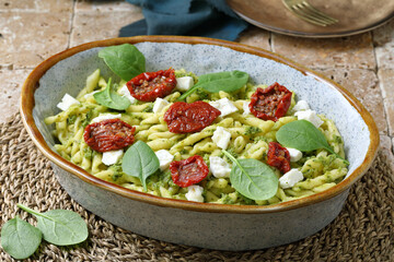 cibo vegetariano pasta con pesto olive pomodori  basilico spinaci