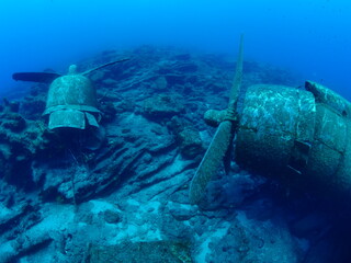  exploring airplane wreck underwater taking photos of c47 dakota airplane engine scuba divers to see
