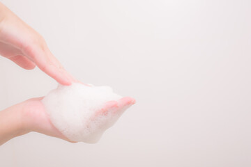 泡立てて洗う手