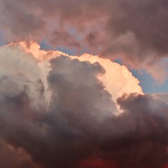 Wolken am sommerlichen Abendhimmel