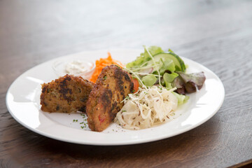 Quinoa mit Salat, Mittagessen, gesunder Lunch – Rezepte mit Quinoa