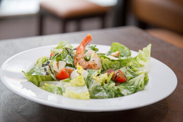 Shrimps Salat mit Tomate Pfeffer und Parmsam – Rezepte für Meeresfrüchte