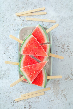 Gefrorene Melone als Eis am Stiel