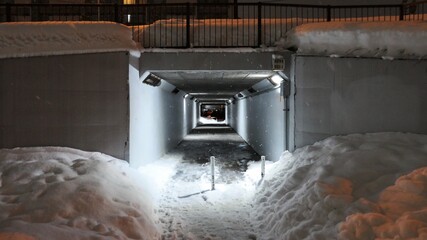 細い歩道のトンネル