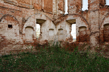 Fototapeta na wymiar Ruined walls of Ruzhany Palace, ruined palace of Sapieha in Western Belarus