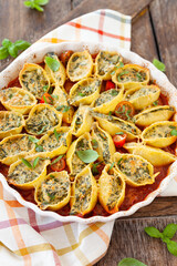 Gefuellte Pasta mit Tomatensauce