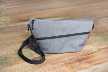 Naklejka premium A casual cross-body bag in gray