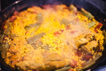 Paella fatta in casa con pollo, agnello, pomodorini, zafferano, riso, curry, taccole e tanto amore made in Valencia.