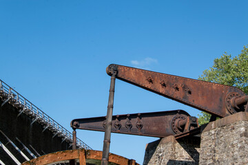 Ein Mühlrad zur Beförderung der Salzsole am Gradierwerk im Kurpark von Bad Nauheim in Hessen, Deutschland.
