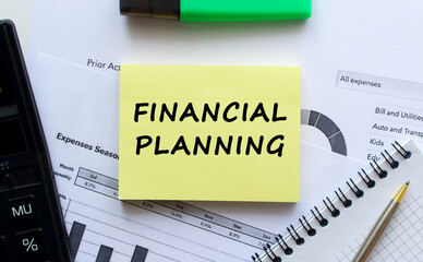 Obraz premium Notepad with text FINANCIAL PLANNING on a white background, near office supplies. pen and calculator. Business concept.