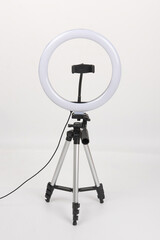 The photographic fill light is mounted on a tripod and is a device that many young people use to shoot vlogs and do live broadcasts.