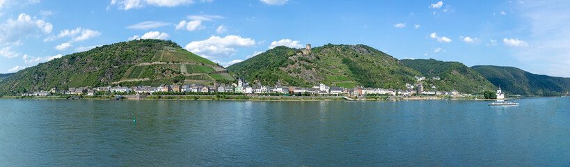 Fototapeta na wymiar SCENIC VIEW TO MIDDLE RHINE VALLEY WITH VILLAGE OF KAUB AND FORTRESS GUTENFELS