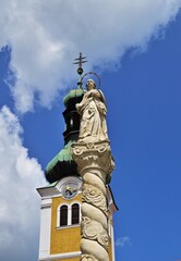 Fototapeta na wymiar Mariensäule und Kirchturm in Köszeg, Ungarn