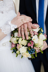 Obraz na płótnie Canvas hands with wedding rings, wedding rings, wedding day, wedding day, bride and groom