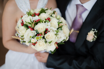 Obraz na płótnie Canvas bridal bouquet of white roses, bride holding bouquet, bride and groom