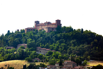 Fototapeta na wymiar panorama collinare con castello 