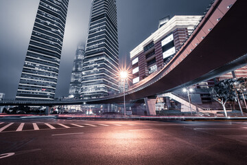 Fototapeta premium Nocny widok na ruch uliczny i drapacze chmur w Lujiazui, dzielnicy finansowej w Szanghaju w Chinach.