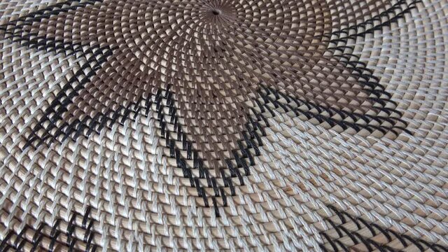Assiette tiss&eacute;e en osier sur un plateau tournant