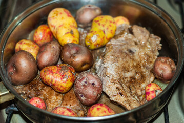 Beef steaks cooked to the pan with onions, Andean potatoes, fine herbs and spices.