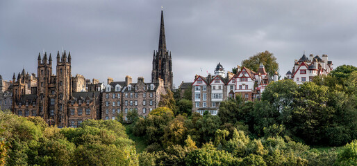 Panoramablick auf die Fassadenfront vom alten Stadtteil von Edinburg