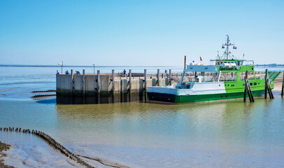 F&auml;hre im Hafen Harlesiel an der Nordsee