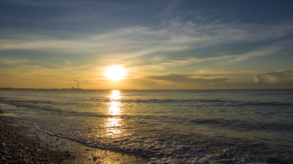 Fototapeta premium amanecer y atardecer en el horizonte de del mar, playa sol y cielo azul