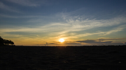 Fototapeta premium amanecer y atardecer en el horizonte de del mar, playa sol y cielo azul