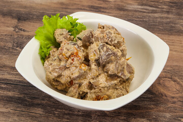 Chicken liver with cream and dry tomatoes